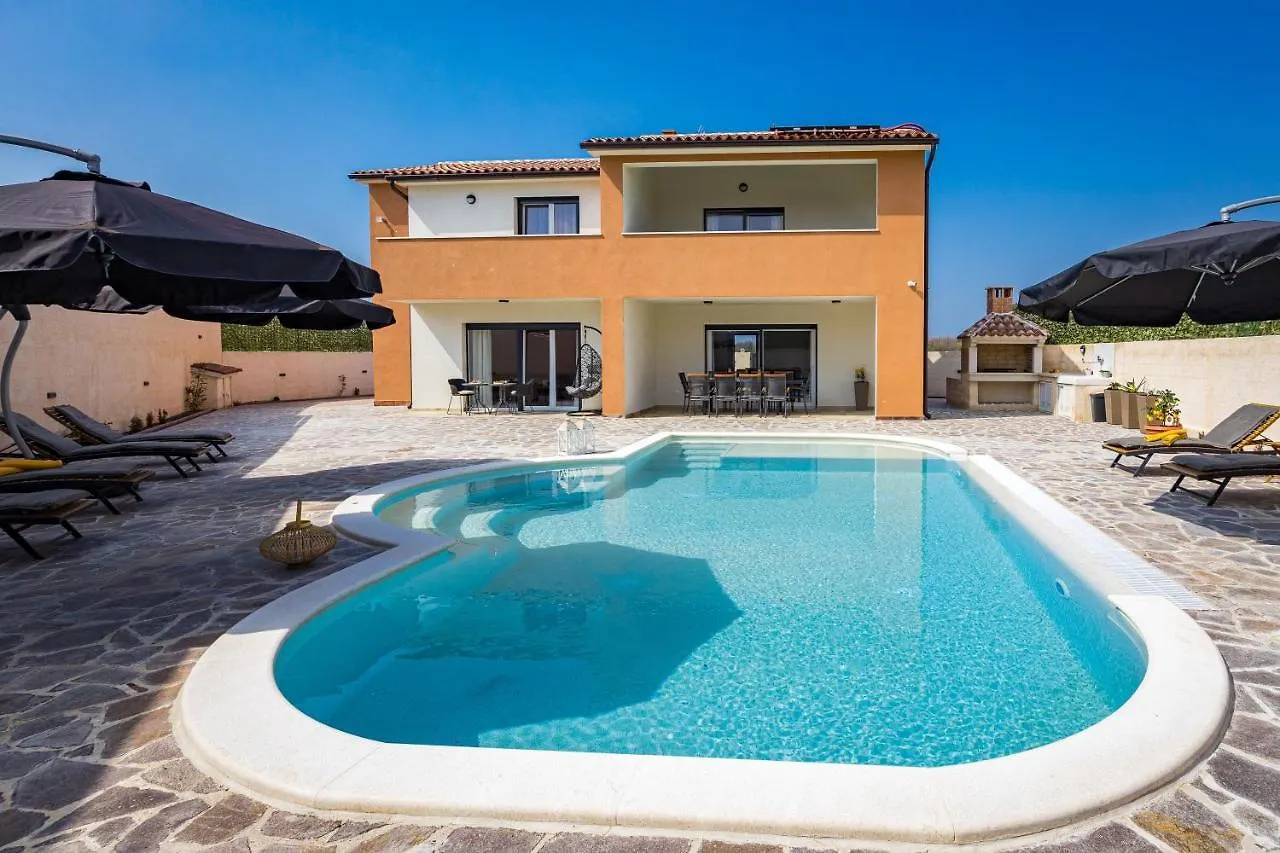 Villa Nur Pula 0*,  Croatia